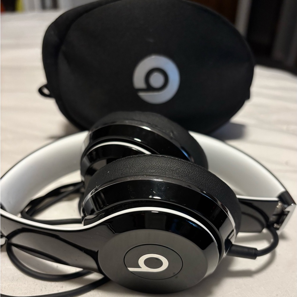 Beats by Dre Solo2 Wired On-Ear Headphones with Case